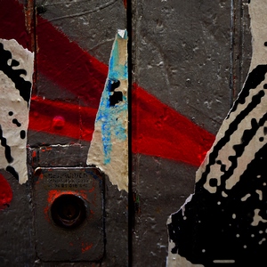 Papier déchiré collé sur une porte et serrure - France  - collection de photos clin d'oeil, catégorie streetart